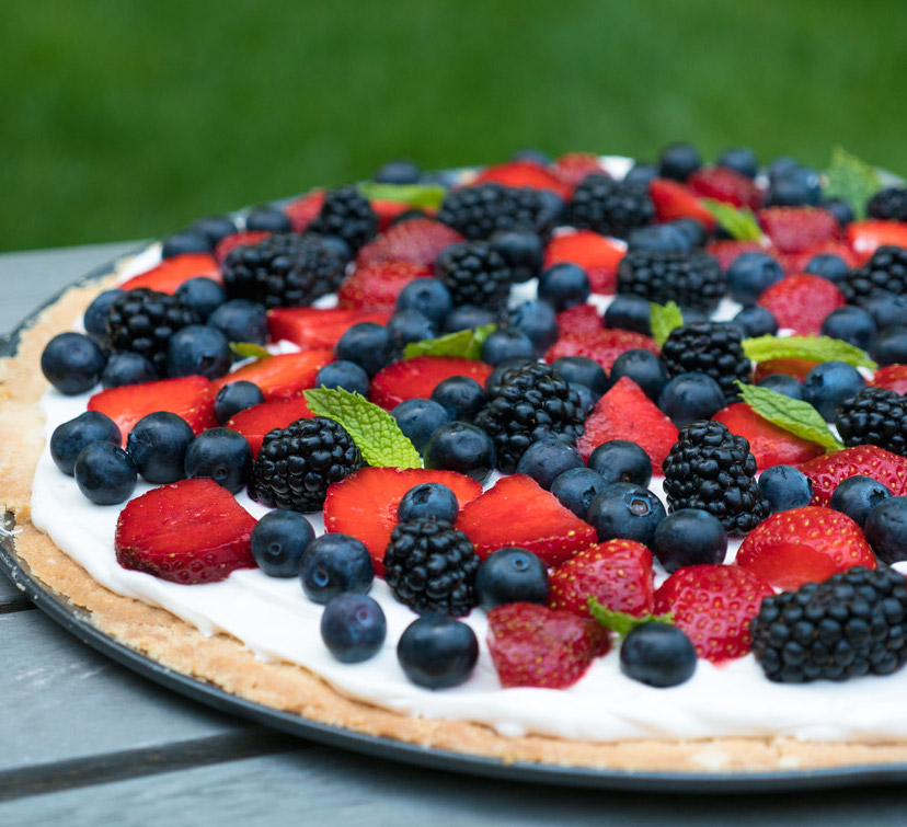 summer berry dessert pizza